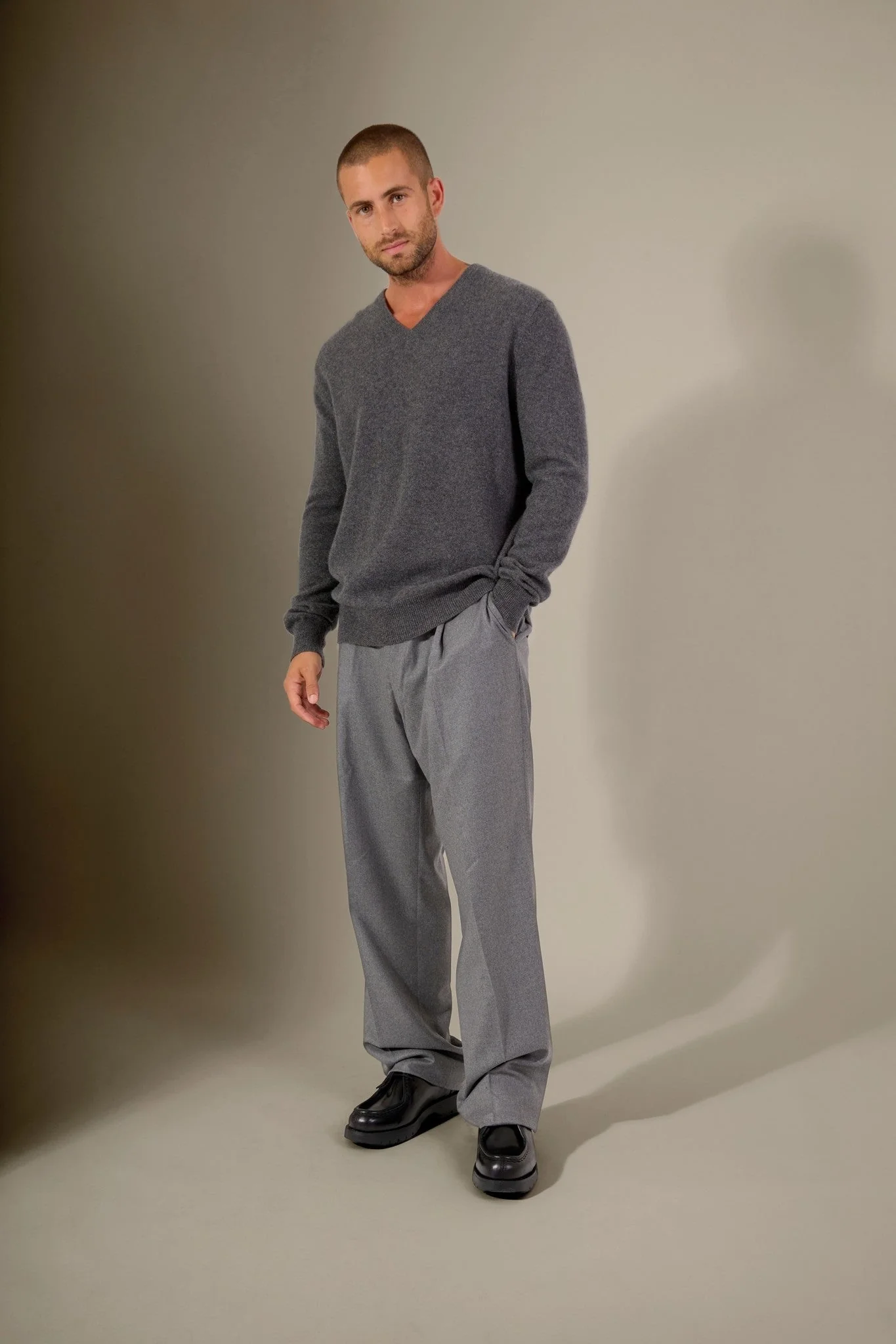 ALEXANDER pull col v anthracite chiné 100% cachemire – Image 3