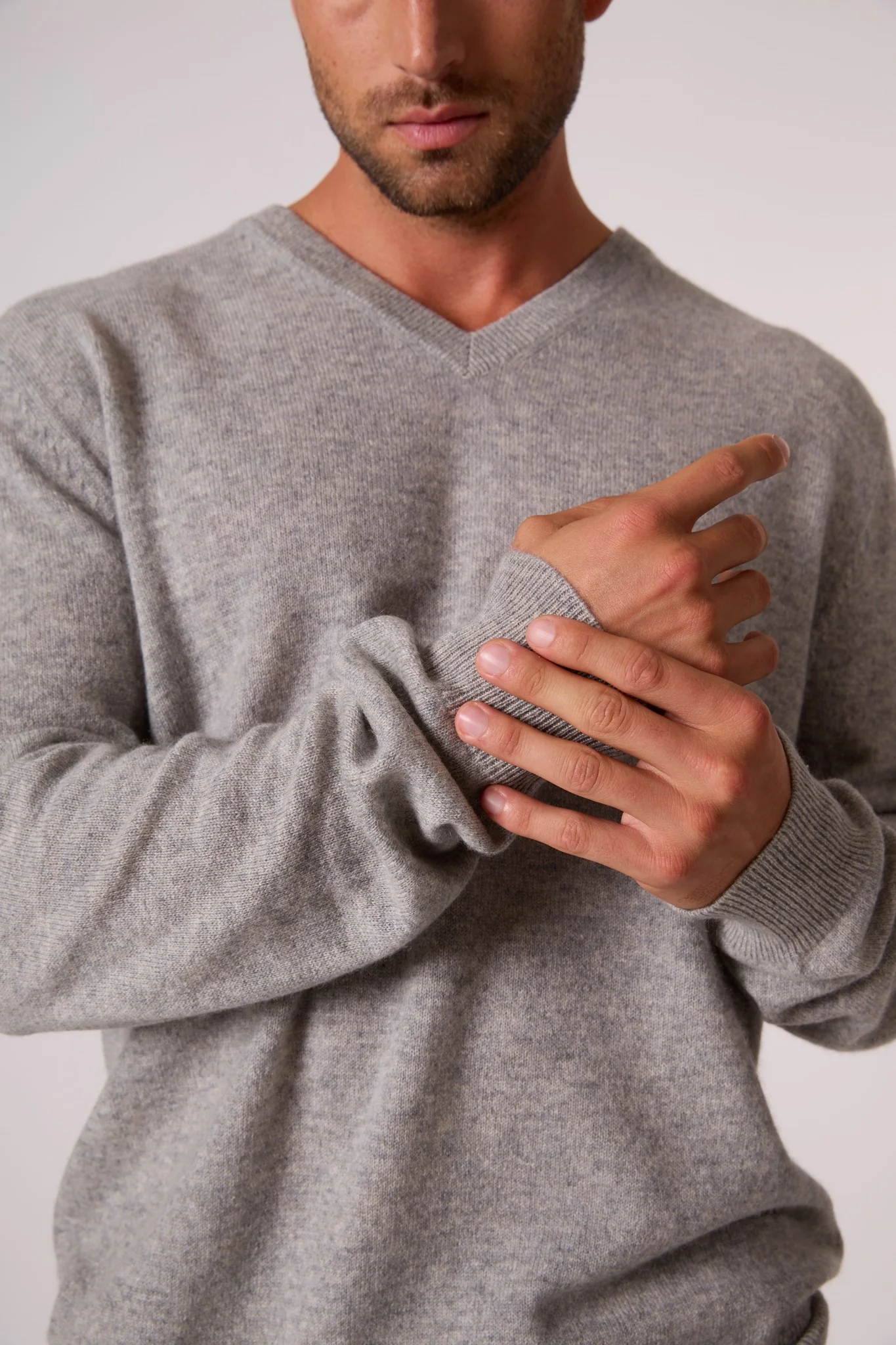 ALEXANDER pull col v gris chiné 100% cachemire – Image 3