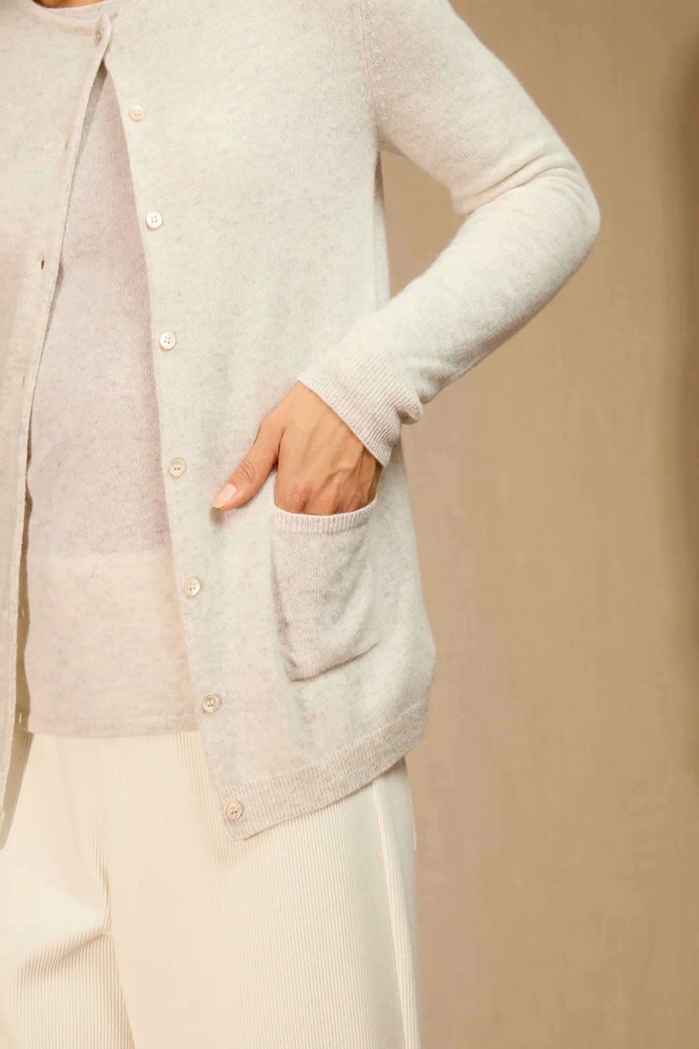 AMY cardigan col rond gris perle chiné 100% cachemire – Image 5