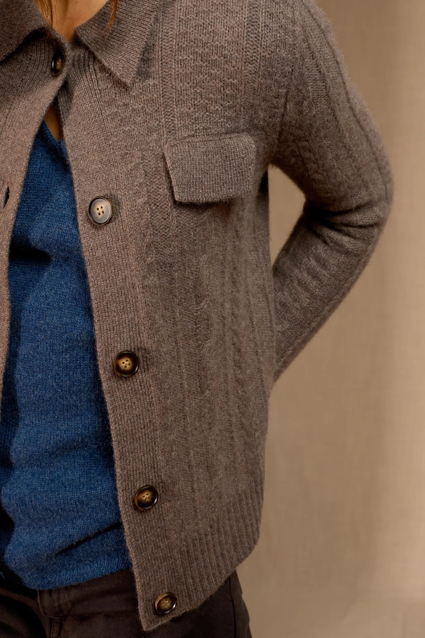 FRIUME veste boutonnée col chemise 6 fils taupe chiné 100% cachemire – Image 5