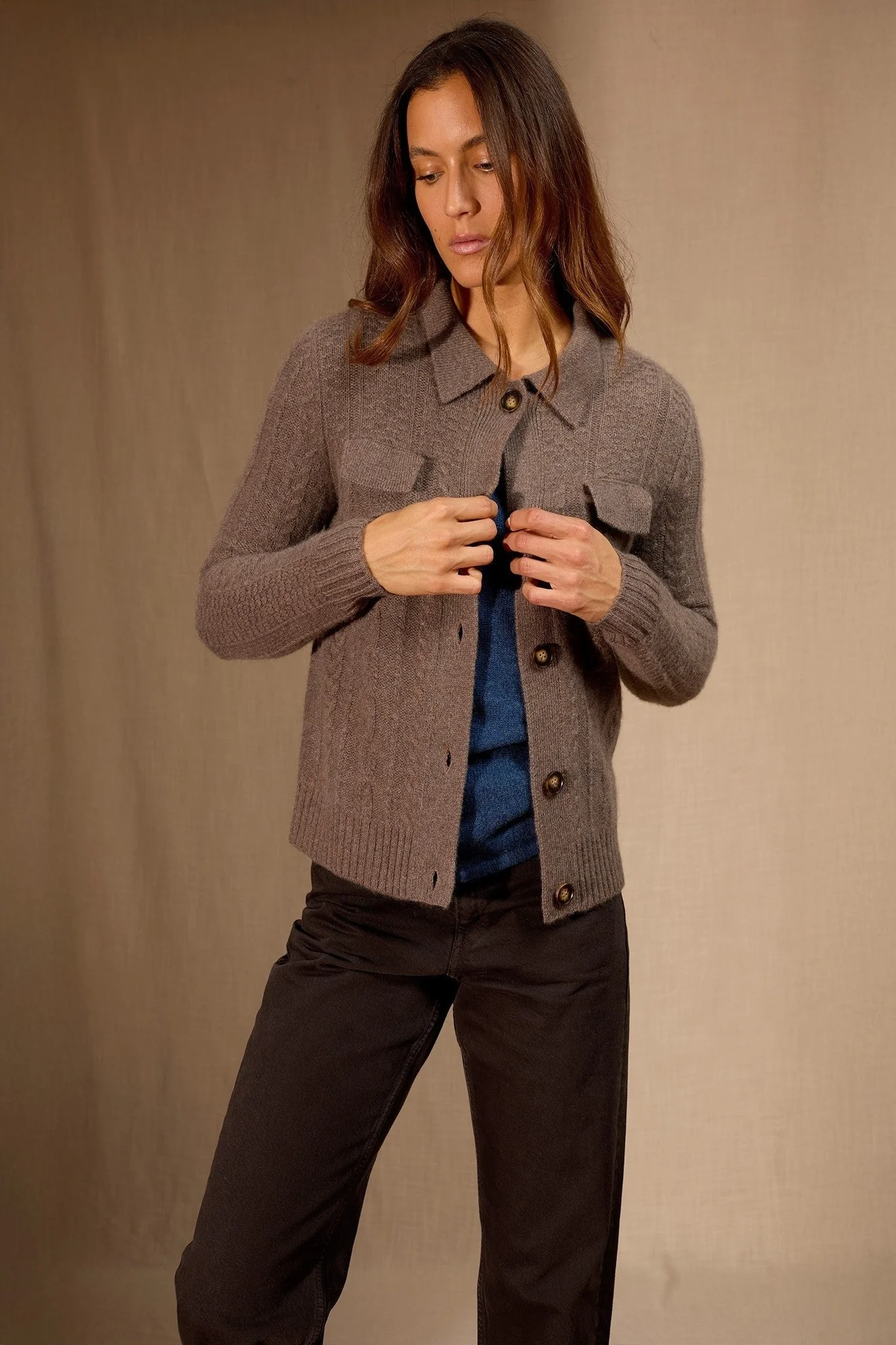 FRIUME veste boutonnée col chemise 6 fils taupe chiné 100% cachemire – Image 6