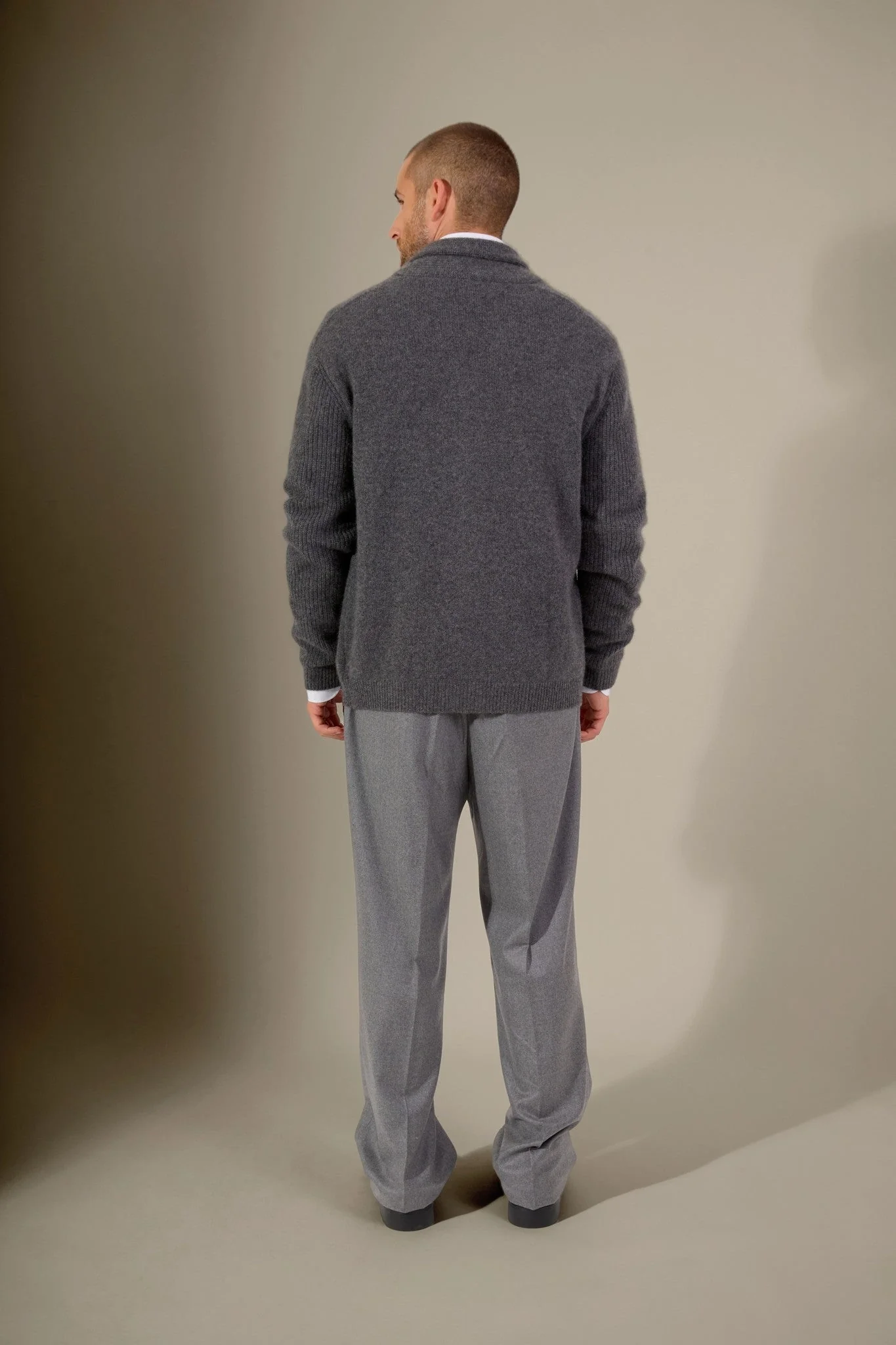 GILMOUR veste boutonnée col châle 4 fils anthracite chiné 100% cachemire – Image 4